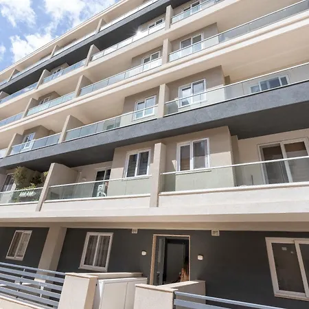 Modern & Luxurious - Prime Location Apartmán