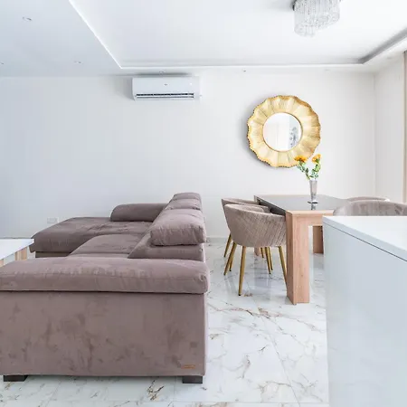 Apartment Modern & Luxurious - Prime Location