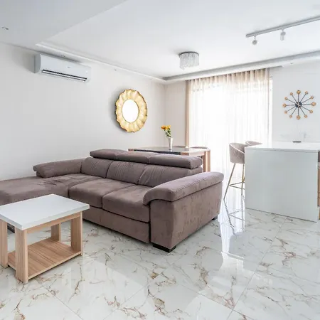 Modern & Luxurious - Prime Location *