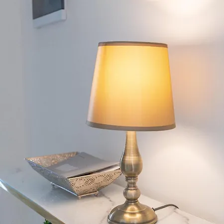 Modern & Luxurious - Prime Location Apartment *