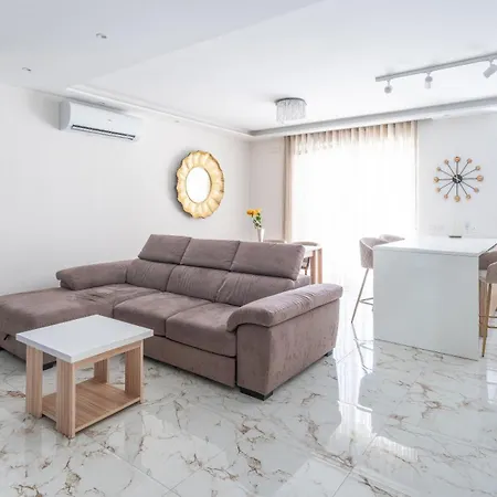 Apartment Modern & Luxurious - Prime Location *