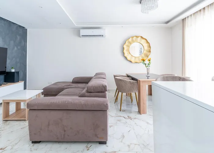 Apartment Modern & Luxurious - Prime Location