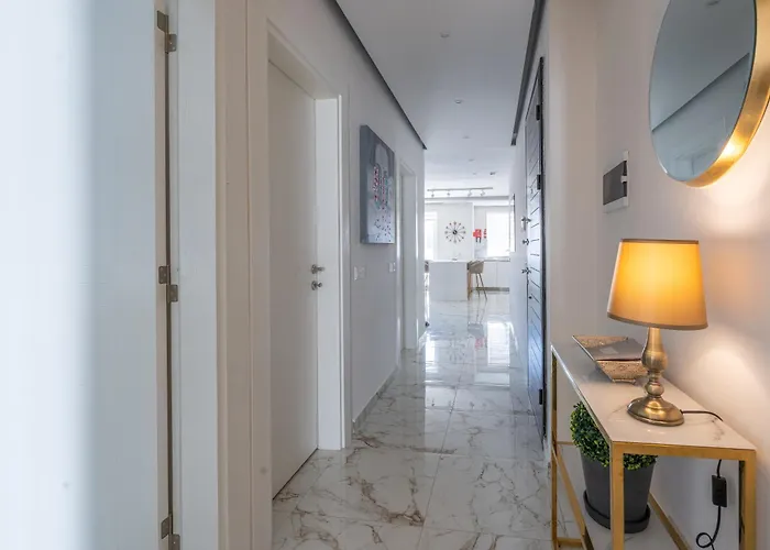 Modern & Luxurious - Prime Location *