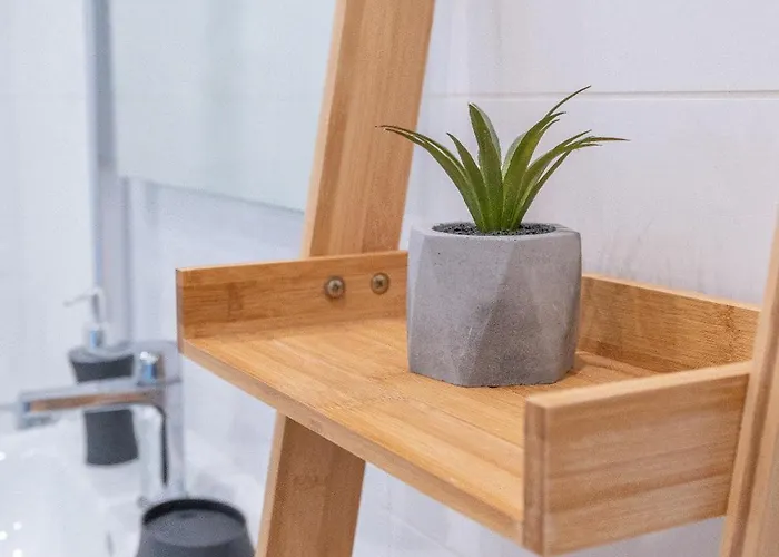 Modern & Luxurious - Prime Location Apartment