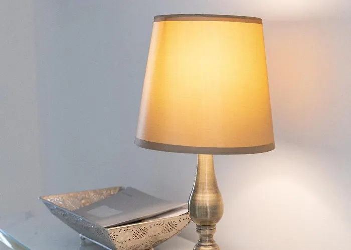 Modern & Luxurious - Prime Location Apartment *