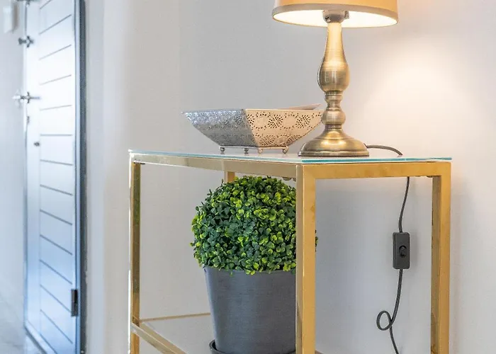 Modern & Luxurious - Prime Location *