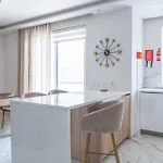 Modern & Luxurious - Prime Location Apartment *