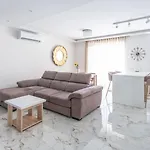 Apartment Modern & Luxurious - Prime Location *