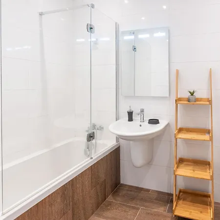 Apartment Modern & Luxurious - Prime Location *