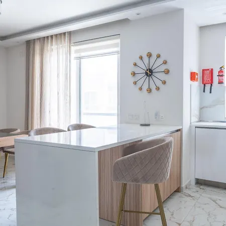 Modern & Luxurious - Prime Location شقة *