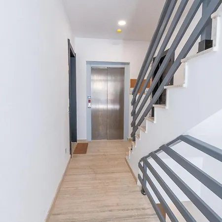 Modern & Luxurious - Prime Location *