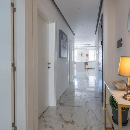 Modern & Luxurious - Prime Location *