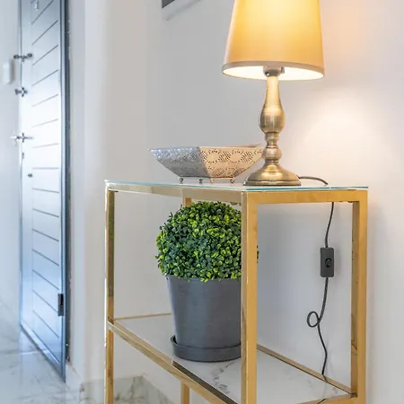 Modern & Luxurious - Prime Location *