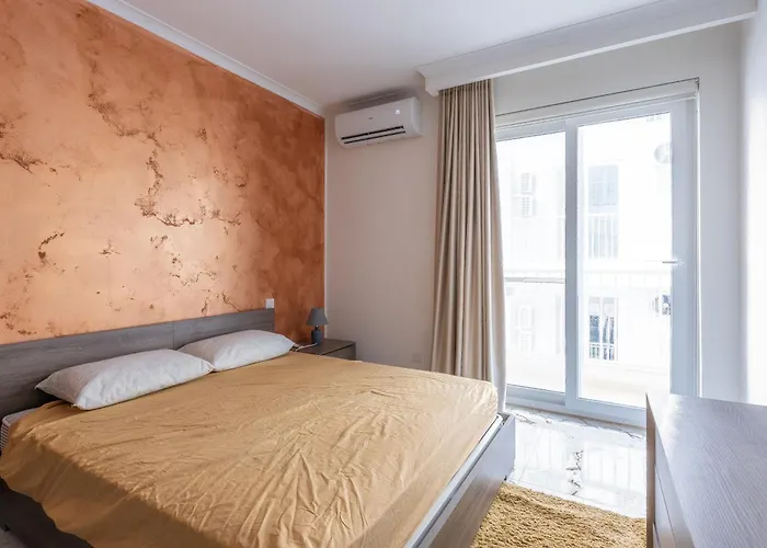 Modern & Luxurious - Prime Location